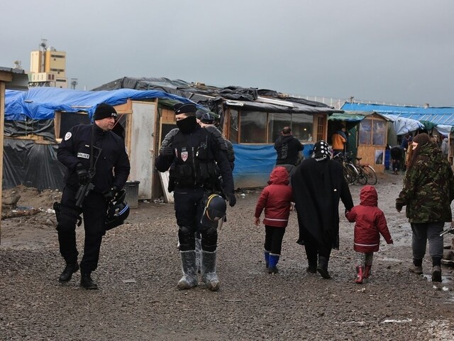 Francúzska polícia vraj ubližuje migrantom, výnimkou nemajú byť ani deti