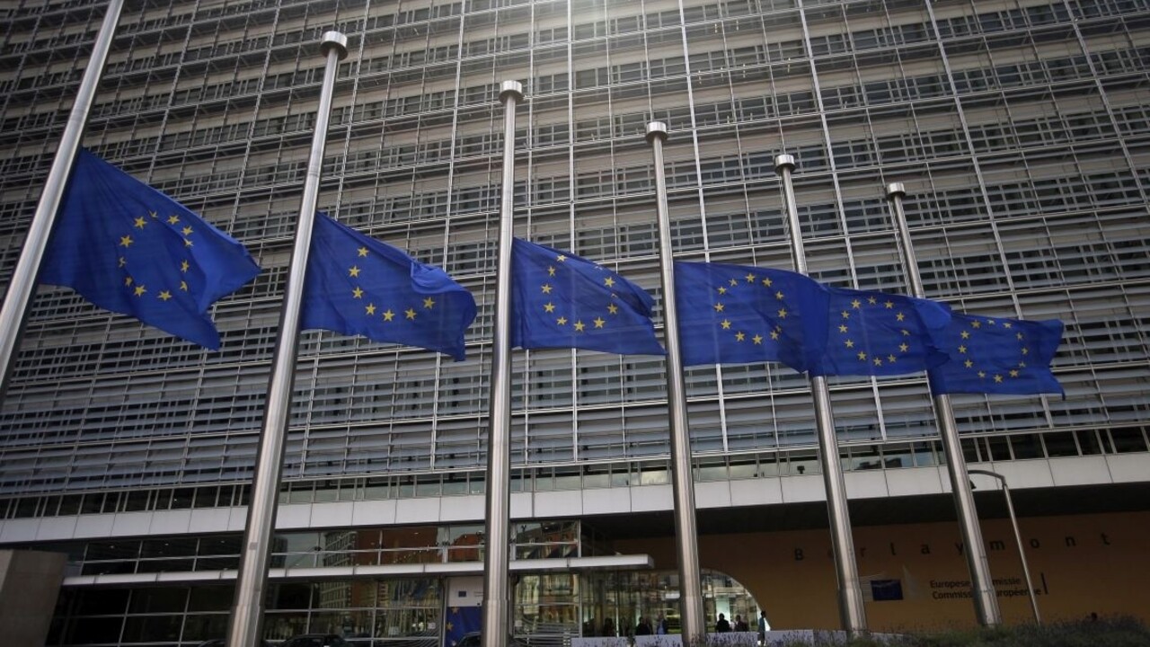 Európska komisia vlajky EÚ 1140 px (SITA/AP)