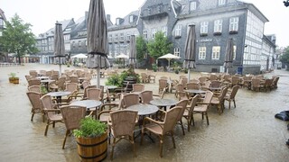 Európa čelí extrémom počasia, sužujú ju plamene aj dážď