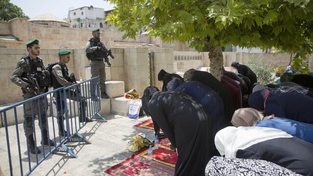 Moslimovia modlidba vojaci Izrael jeruzalem protest 1141 px (SITA/AP)
