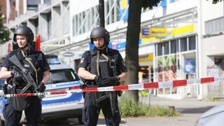 Útočník v Hamburgu dobodal niekoľko ľudí, jedného zabil
