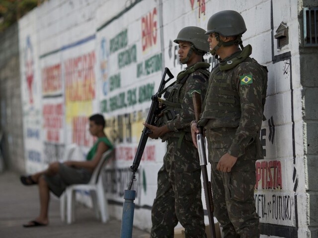Brazília bojuje proti drogovým dílerom, do ulíc povolali armádu