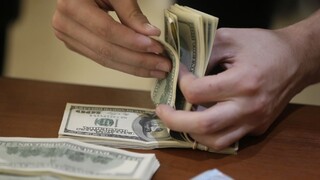 Medzinárodný menový fond: Dolár aj libra sú nadhodnotené