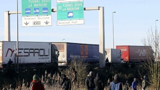 V okolí Calais sú stovky migrantov, vybudujú pre nich nové centrá