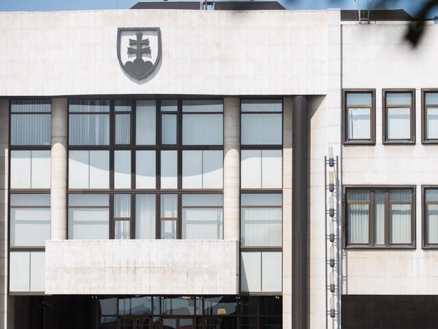 Prieskum vidí osem strán v parlamente, Kotleba zostáva tretí