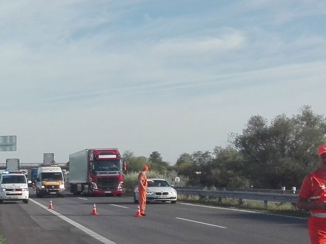 Mladá žena zrazila policajta, ktorý na D2 riadil premávku. Neprežil