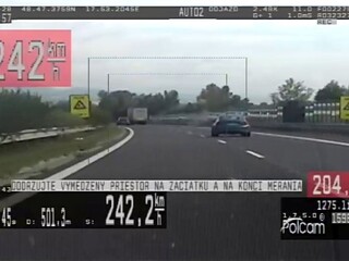 Niečo sa mi na aute nezdá, tvrdil vodič, ktorý uháňal 242 km/h