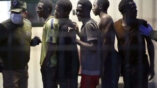 Desiatky migrantov opäť skúšali hranicu španielskej enklávy
