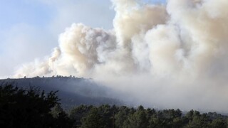 Vo Francúzsku zúri lesný požiar, vraj je skôr veľkolepý než nebezpečný