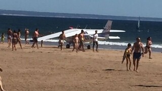 Na zaľudnenej pláži lietadlo usmrtilo mladé dievča a muža