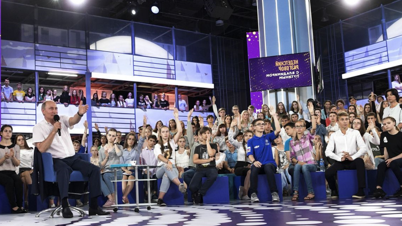 Prosím, kandidujte, vyzvali Putina v televízii. Neodmietol