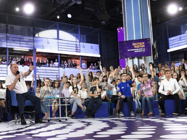 Prosím, kandidujte, vyzvali Putina v televízii. Neodmietol