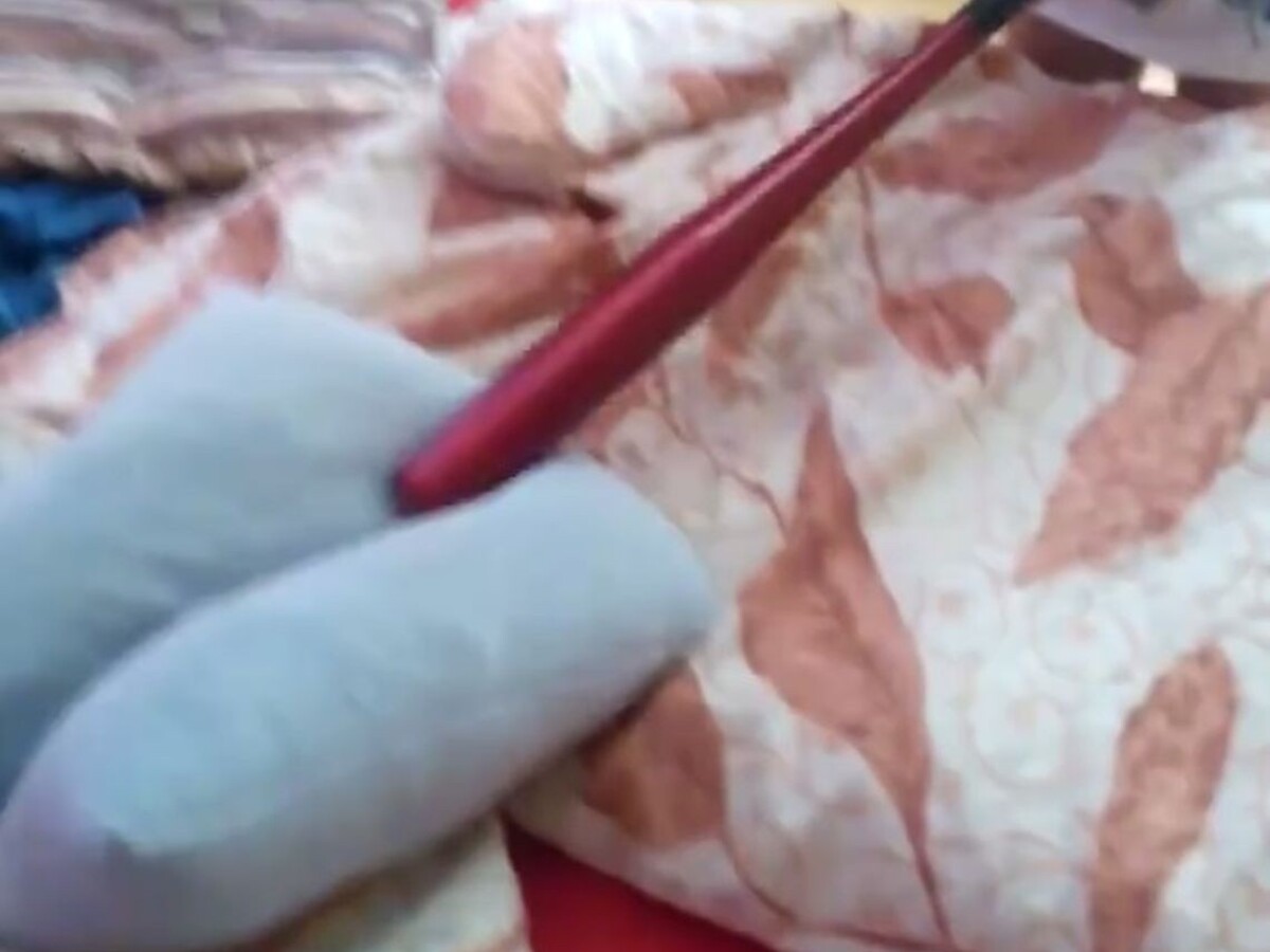 Iba mu zlom pár kostí, nezabi ho. Českom sa šíri rasistické video