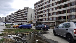 Spod okien Luníka sa šíri zápach splaškov, ľudia sú zúfalí