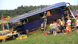 Českým turistom z havarovaného autobusu ošetrovali najmä zlomeniny