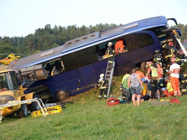 Českým turistom z havarovaného autobusu ošetrovali najmä zlomeniny