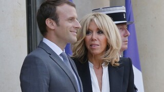Nová funkcia by Macronovej žene prilepšila, Francúzi ale protestujú