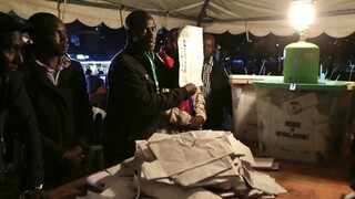 Podľa prvých volebných odhadov si Keňania zvolili úradujúceho prezidenta