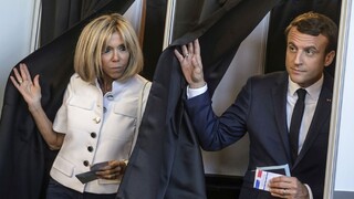 Francúzi nechcú Brigitte Macronovú ako oficiálnu prvú dámu