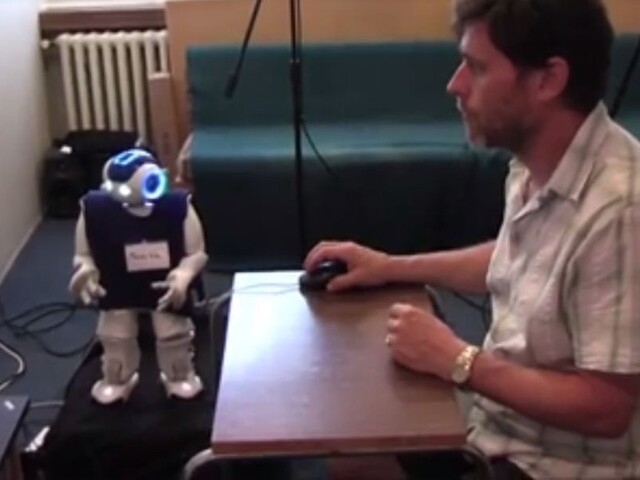 Slovenskí vedci testujú roboty, ktoré radia pri kartových hrách