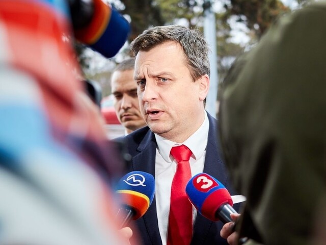 Viac platov i nižšie dane. Čo chce SNS presadiť u Fica a Bugára