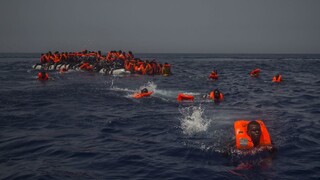 Pašerák úmyselne utopil desiatky mladých migrantov. Zľakol sa úradníkov