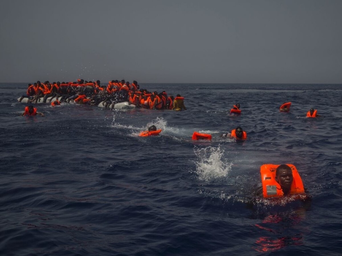 Pašerák úmyselne utopil desiatky mladých migrantov. Zľakol sa úradníkov
