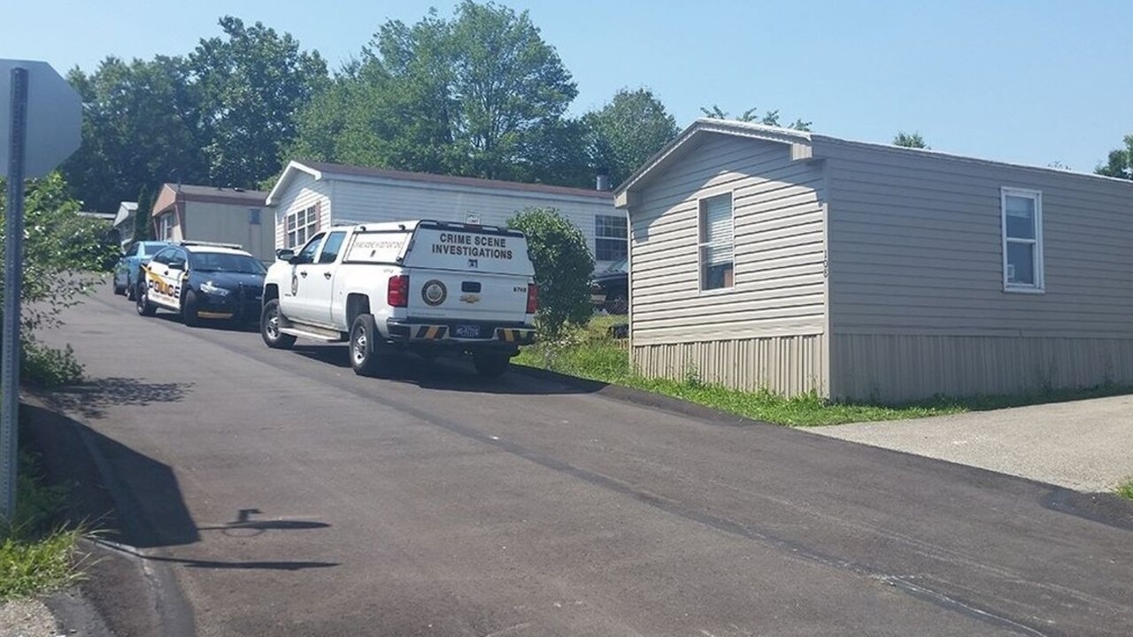 Žena išla do práce, deti nechala doma. Chlapec zastrelil brata