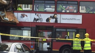 Autobus v Londýne narazil do obchodu, viacerí utrpeli zranenia