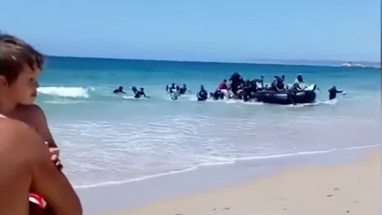 Priamo medzi dovolenkármi sa vylodil čln plný utečencov