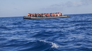 Francúzsko zachránilo vyše 100 migrantov. Na štyroch člnoch sa chceli dostať do Británie