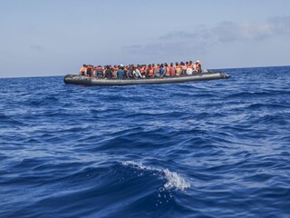 migranti loď utečenci 1140 px (SITA/AP)
