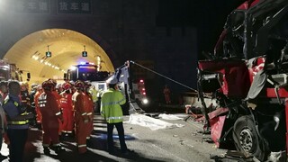 Pri nehode čínskeho autobusu zahynulo najmenej 36 ľudí