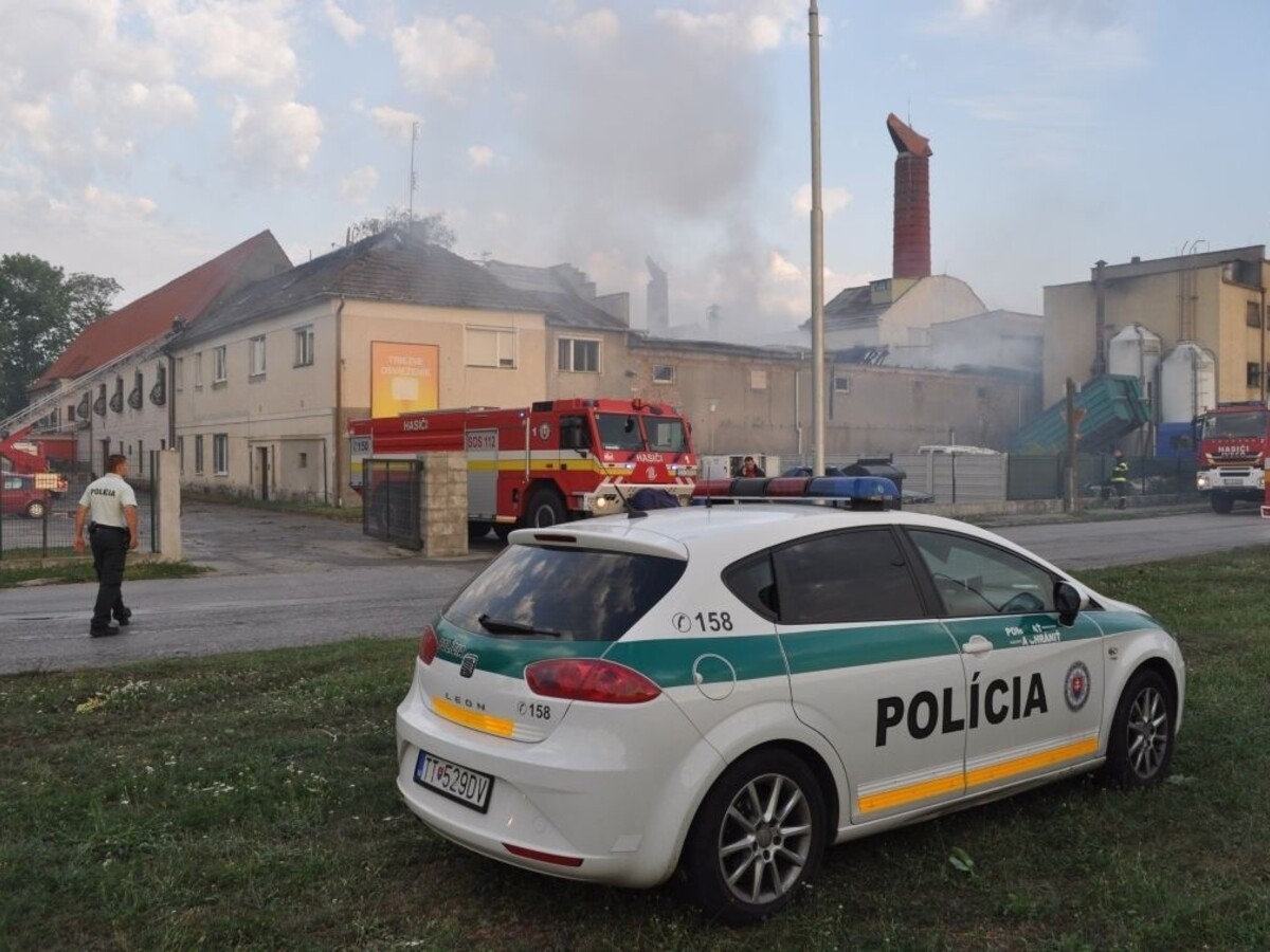 V Trnave horeli sklady pivovaru, hasičov zamestnala aj búrka