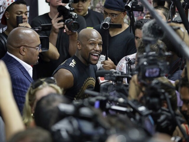 Stávkove kancelárie mu veria, ale Mayweather favorizuje mladšieho súpera