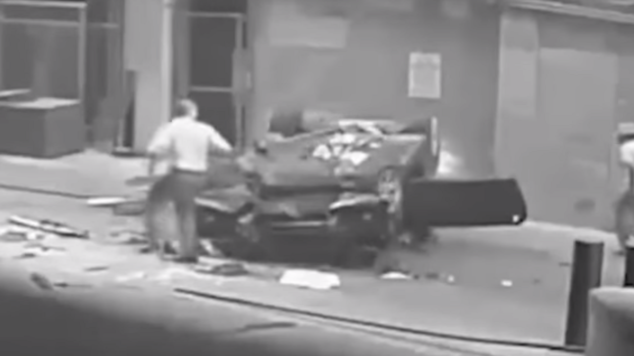 Kamera zachytila dramatický pád auta z výškovej budovy
