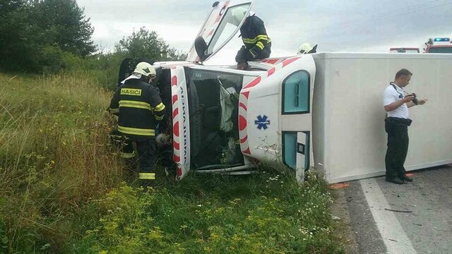 Vážna dopravná nehoda: sanitka sa pri zrážke s autom prevrátila