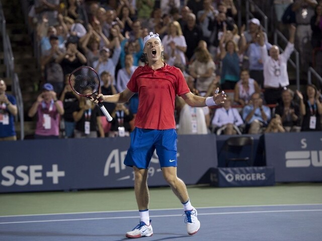 Federer sa v Montreale prebojoval do semifinále, Shapovalov poskočil