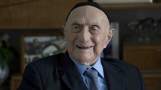 Keď vyšiel z Auschwitzu, vážil 37 kíl. Zomrel najstarší muž sveta