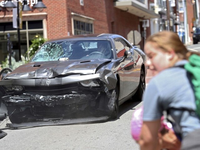 Do davu protestujúcich vletelo auto, vyhlásili stav núdze
