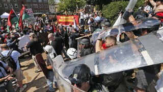 Organizátora protestov vo Virgínii vypískali, kritike čelil aj Trump