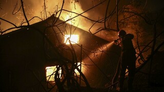 V turistickej oblasti v Grécku sa vymkol spod kontroly lesný požiar