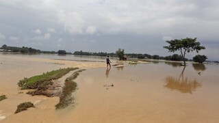 Obetí po záplavách stále pribúda, zahynulo už najmenej 70 ľudí