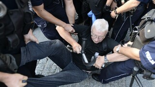 Blokovali pochod krajnej pravice, polícia voči Poliakom ostro zakročila