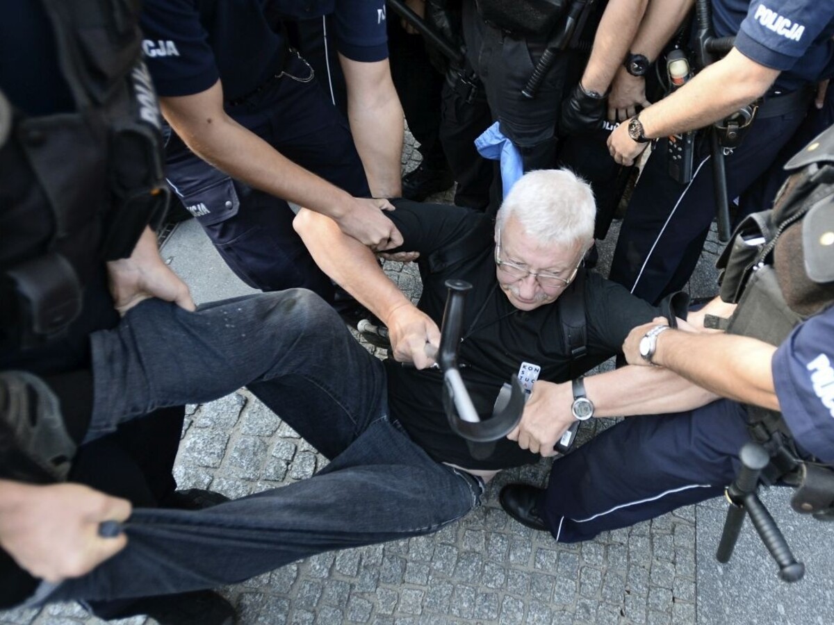 Blokovali pochod krajnej pravice, polícia voči Poliakom ostro zakročila