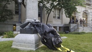 Rasistický protest má dohru, ľudia demolujú konfederačné symboly