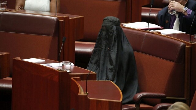 Austrálska senátorka šokovala parlament, do pléna prišla zahalená