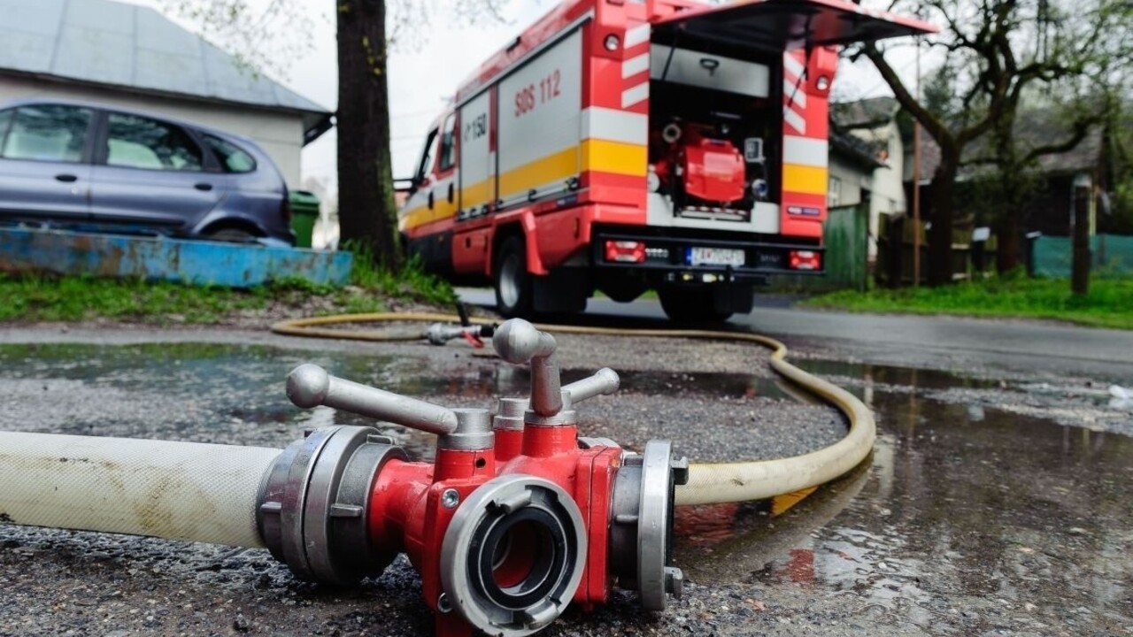 Pri Zvolene zhorel rodinný dom, hasiči v ňom našli dve telá