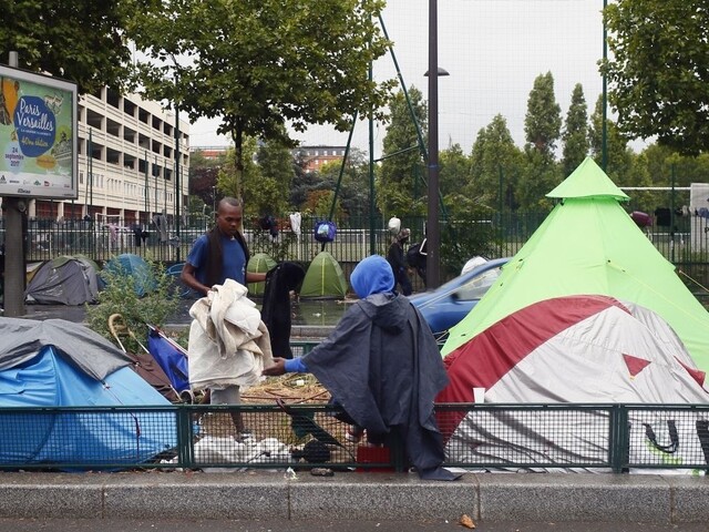 Z ilegálneho tábora vyhnala polícia takmer tri tisícky migrantov