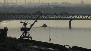 Na Prístavnom moste sa zrazili štyri autá, vodiči sa zdržali v kolóne